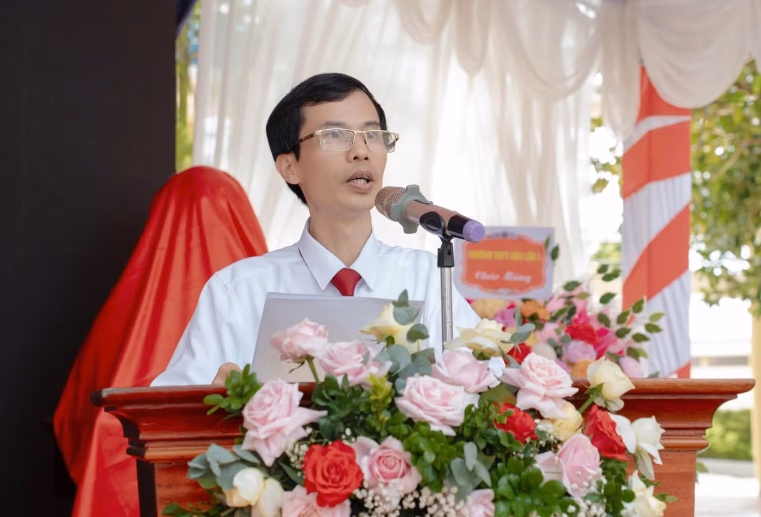 Thầy Phạm Hùng Bích - Hiệu trưởng Trường Trung học phổ thông Hậu Lộc 1 (tỉnh Thanh Hóa). Ảnh: website nhà trường 522994751-1328775682590861-3202019763382543816-n.jpg